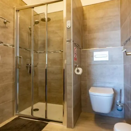 Vakantiehuis Spacious House With Huge Terrace Facing The Sea